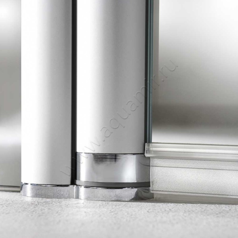 Маятниковая душевая дверь в нишу Huppe Classics 2 в серебристом цвете C23702069321 в интерьере