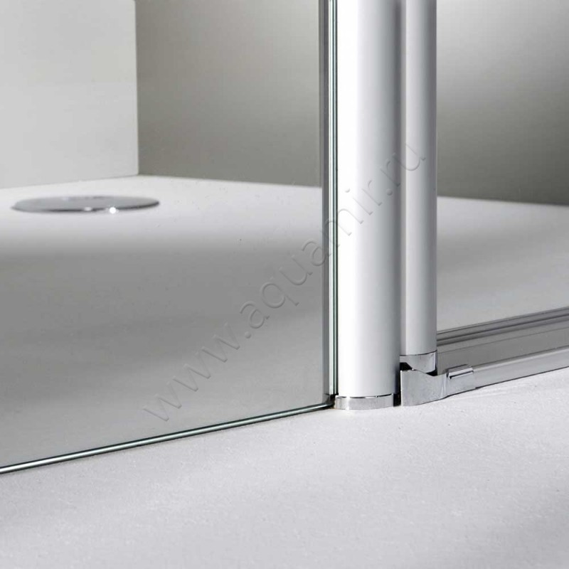 Маятниковая душевая дверь в нишу Huppe Classics 2 в серебристом цвете C23506087321 в интерьере