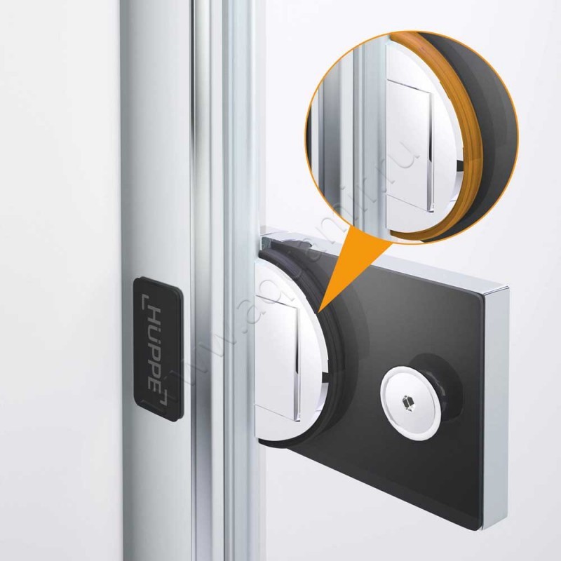 Маятниковая душевая дверь в нишу Huppe Solva pure в серебристом цвете ST3301092375 в интерьере