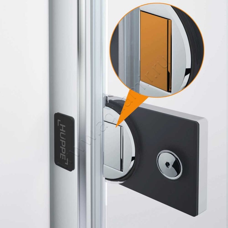 Маятниковая душевая дверь в нишу Huppe Solva pure в серебристом цвете ST3304092322 в интерьере