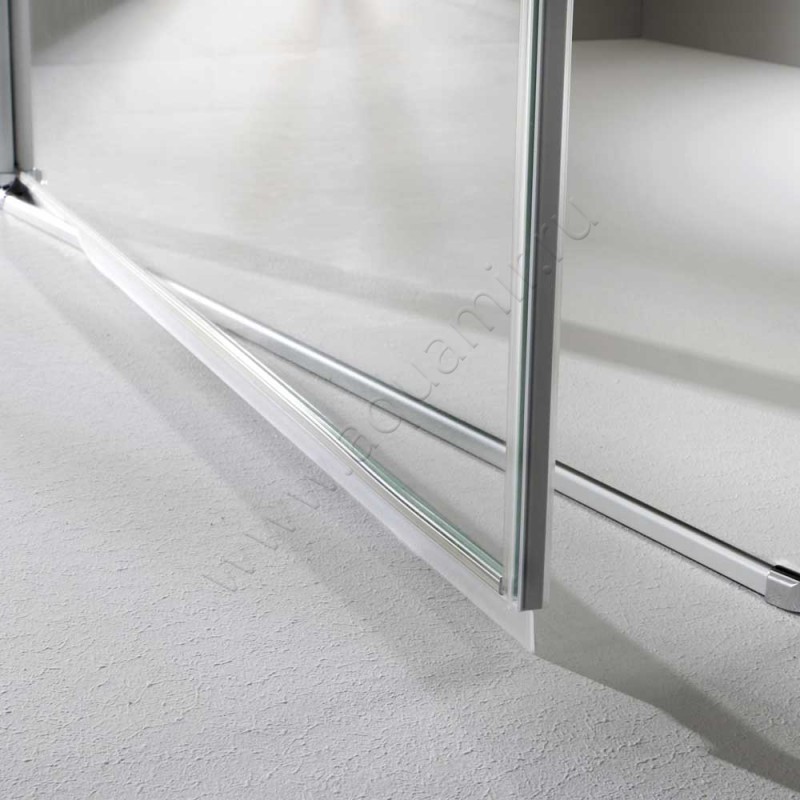 Маятниковая душевая дверь в нишу с фиксированным элементом Huppe Classics 2 в серебристом цвете C23212087321 в интерьере